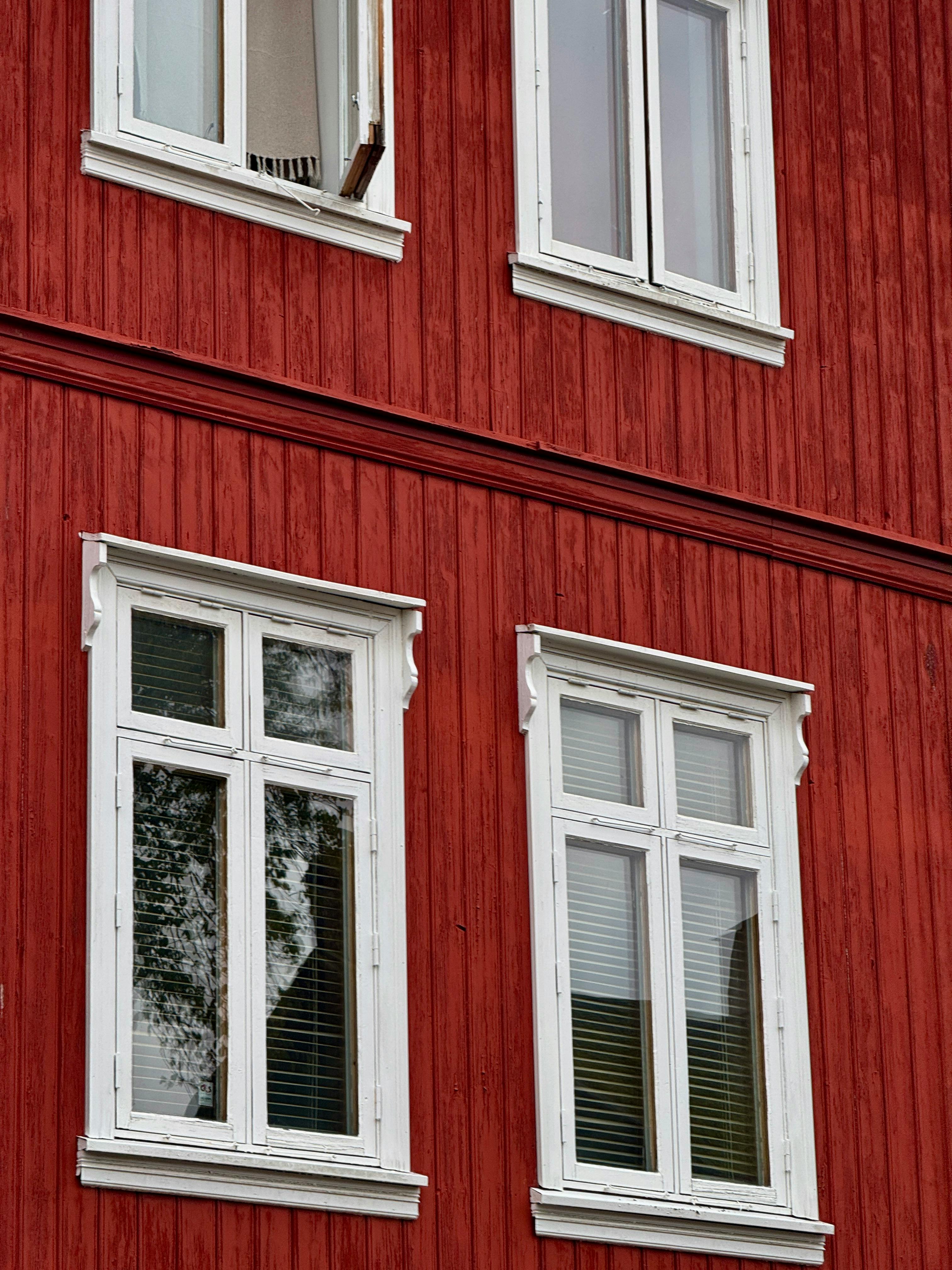 Kledning og listverk på gamalt hus